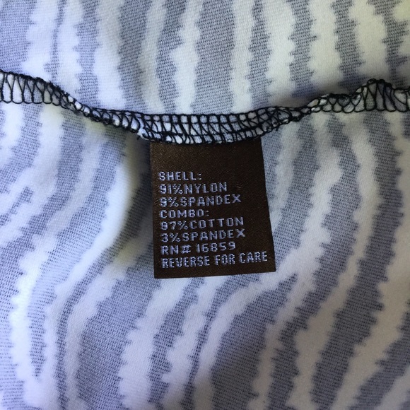 J McLaughlin Black/Cream Print Top - Picture 3 of 8